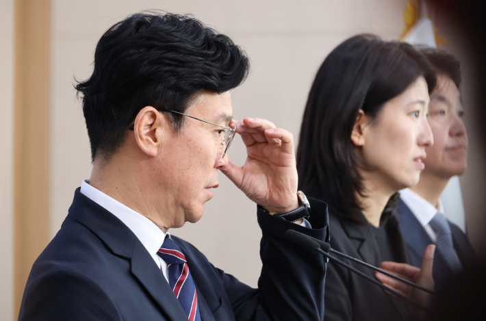김영훈 고용노동부 장관이 15일 서울 종로구 정부서울청사에서 '메가특구 특별법 관련 사회적 대화 제안' 브리핑을 하고 있다. 연합뉴스