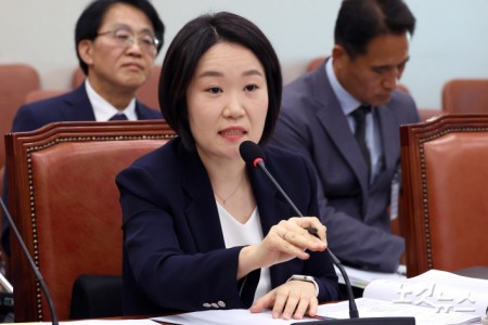 이소영 중소벤처기업부 장관 후보자가 15일 서울 여의도 국회 산업통상자원중소벤처기업위원회에서 열린 인사청문회에서 의원 질의에 답변을 하고 있다.