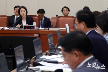 이소영 중소벤처기업부 장관 후보자가 15일 서울 여의도 국회 산업통상자원중소벤처기업위원회에서 열린 인사청문회에서 의원 질의에 답변을 하고 있다.