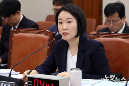 이소영 중소벤처기업부 장관 후보자가 15일 서울 여의도 국회 산업통상자원중소벤처기업위원회에서 열린 인사청문회에서 의원 질의에 답변을 하고 있다.