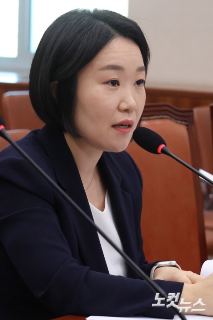 이소영 중소벤처기업부 장관 후보자가 15일 서울 여의도 국회 산업통상자원중소벤처기업위원회에서 열린 인사청문회에서 의원 질의에 답변을 하고 있다.