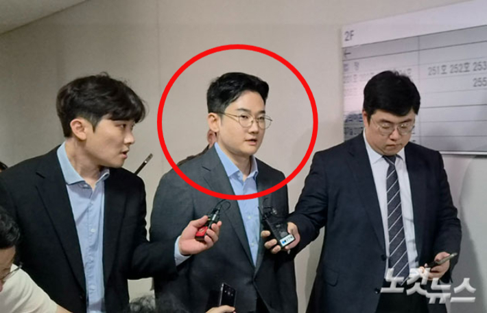 피습 자작극 혐의를 받고있는 정이한 전 개혁신당 부산시장 후보가 지난 7월 부산지법에서 열린 영장실질심사에 참석하고 있다. 정혜린 기자