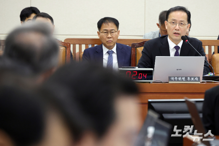 이형일 경제부총리 겸 재정경제부 장관 후보자가 15일 서울 여의도 국회 재정경제기획위원회에서 열린 인사청문회에서 의원 질의에 답변을 하고 있다. 윤창원 기자