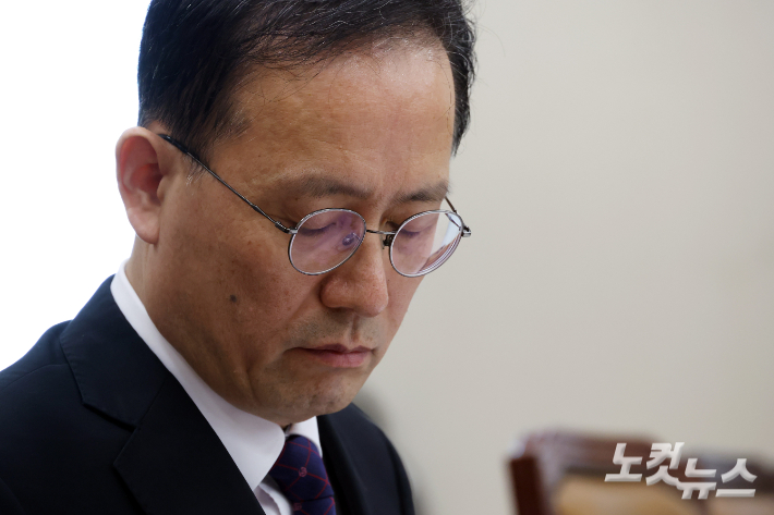 이형일 경제부총리 겸 재정경제부 장관 후보자가 15일 서울 여의도 국회 재정경제기획위원회에서 열린 인사청문회에서 생각에 잠겨있다. 윤창원 기자