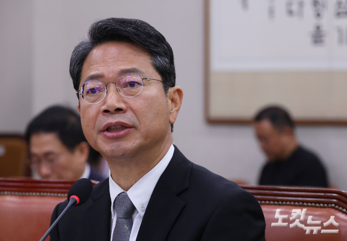 김승원 법무부 장관 후보자가 15일 국회 법제사법위원회에서 열린 인사청문회에 출석해 질의에 답하고 있다. 황진환 기자