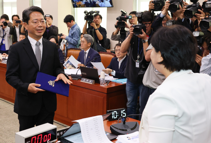김승원 법무부 장관 후보자가 15일 국회 법제사법위원회에서 열린 인사청문회에서 서영교 법사위원장에게 선서문을 제출하기 위해 이동하고 있다. 연합뉴스