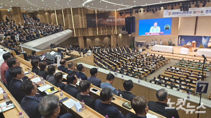 대한예수교장로회 통합총회가 15일 서울 영등포구 도영로 도림교회에서 111회 총회를 시작했다. 제111회 총회는 17일까지 계속된다. 전국 69노회에서 1400여 명의 대의원들이 소집됐다. 송주열 기자