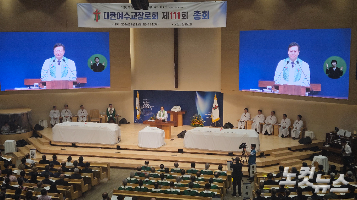 권위영 부총회장이 111회 총회 개회 예배 설교를 하고 있다. 송주열 기자 