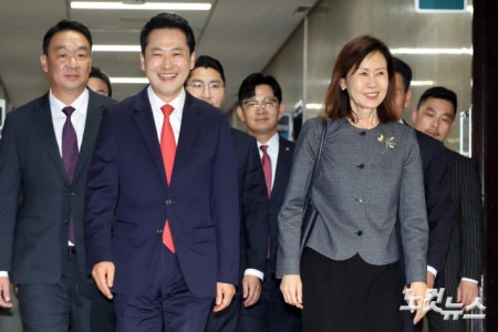 회의장으로 이동하는 장동혁 대표-미셸 스틸 주한미국대사