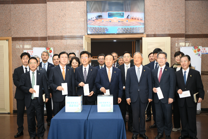 백석대 송기신 총장과 장종현 설립자, 장택현 명예총장, 백석문화대 이경직 총장(앞줄 왼쪽 세번째부터) 등 관계자들이 기념촬영을 하고 있다. 백석대 제공