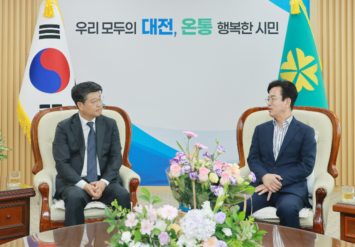 정상수 신임 원장(사진 왼쪽)과 허태정 대전시장. 대전시 제공