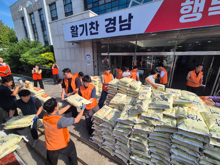 한화에어로스페이스는 15일 추석을 맞아 창원 지역 내 취약계층에 쌀을 전달하는 행사를 진행했다. 한화에어로스페이스 제공 