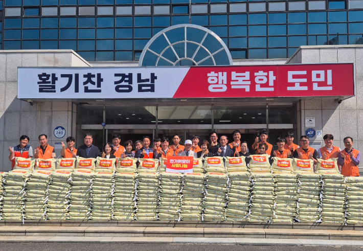 한화에어로스페이스는 15일 추석을 맞아 창원 지역 내 취약계층에 쌀을 전달하는 행사를 진행했다. 한화에어로스페이스 제공 