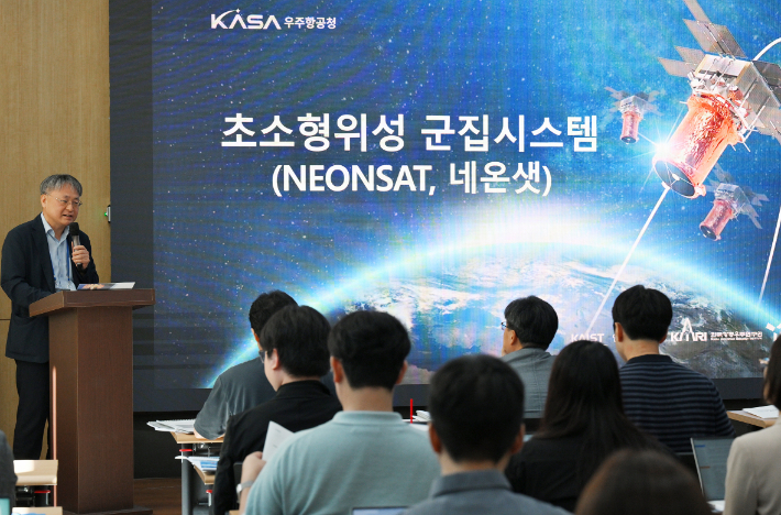 KAIST 인공위성연구소 이상현 초소형군집위성 사업단장. 우주항공청 제공