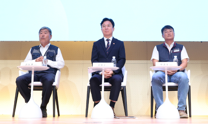 김영훈 고용노동부 장관(가운데)이 15일 서울 중구 페럼타워 페럼홀에서 열린 청년 노동 타운홀 미팅에 참석하고 있다. 왼쪽부터 김동명 한국노총 위원장, 김 장관, 양경수 민주노총 위원장. 연합뉴스