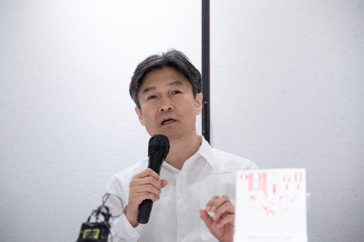  제16회 혼불문학상 수상작 '에케 호모'의 오수완 작가가 15일 서울 중구 달개비에서 출간 기념 기자간담회를 하고 있다. 다산북스 제공