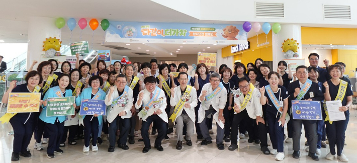 15일 광주기독병원에서 열린 '다같이 더가치' 환자안전 캠페인에 참여한 의료진과 직원들이 기념촬영을 하고 있다. 광주기독병원 제공