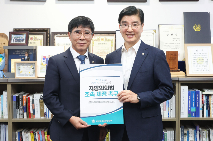 왼쪽부터 박종혁 인천시의회 의장과 이해식 국회의원. 인천시의회 제공