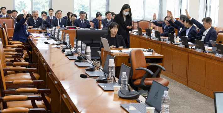 15일 국회에서 열린 행정안전위원회 전체회의에서 더불어민주당 의원들과 조국혁신당 정춘생 의원이 사회적 약자 대상 7대 범죄 보완수사·재수사권 부여하는 중대범죄수사청법 개정안 표결을 하고 있다. 연합뉴스