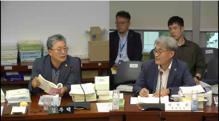 전북도의회 예산결산특별위원회 김주택 의원이 15일 전북교육청 이현규 행정국장을 상대로 정책질의를 하고 있다. 전북도의회 인터넷방송 캡처
