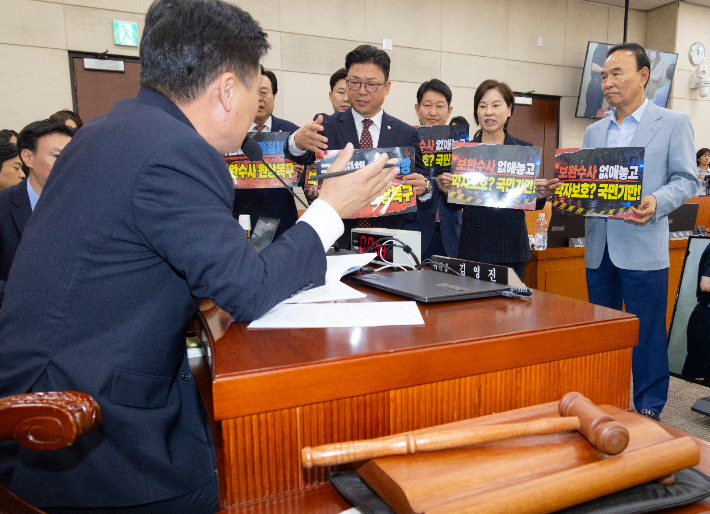 15일 국회에서 열린 행정안전위원회 전체회의에서 강명구 간사를 비롯한 국민의힘 소속 행안위원들이 이날 상임위에 상정된 사회적 약자 대상 7대 범죄 보완수사·재수사권 부여하는 중대범죄수사청법 개정안 처리에 반대 의사를 밝히며, 검찰의 보완 수사권 원상 복귀를 요구하는 손팻말을 들고 김영진 행안위원장에게 항의하고 있다. 연합뉴스