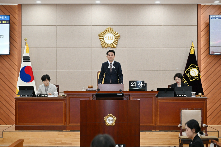 울산 중구의회는 9월 15일 열린 제1차 정례회 제2차 본회의에서 엄희순 의원이 대표발의한 제2차 공공기관 이전 울산혁신도시 유치 결의안을 채택했다. 중구의회 제공 