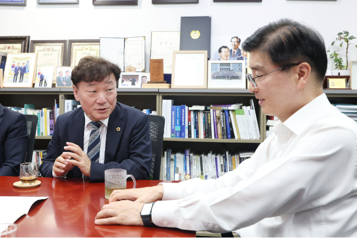 남종섭(왼쪽) 경기도의회 의장이 15일 국회 의원회관에서 이해식(오른쪽) 국회 행정안전위원회 간사를 만나 '지방의회법 제정 촉구 건의안'과 경기도의회 자체 제정안을 전달한 뒤 대화하는 모습. 경기도의회 제공