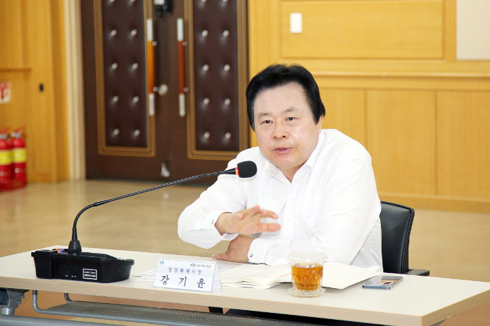 14일 시청 제3회의실에서 진행된 보고회를 주재하는 강기윤 시장. 창원시 제공 