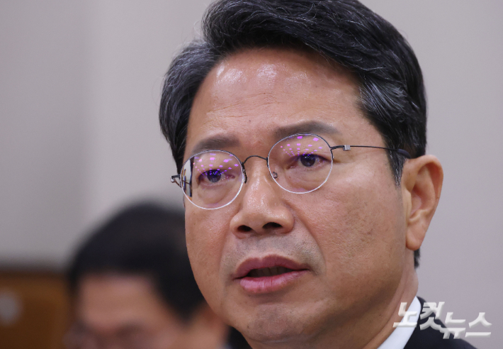김승원 법무부 장관 후보자가 15일 국회 법제사법위원회에서 열린 인사청문회에 출석해 질의에 답하고 있다. 황진환 기자
