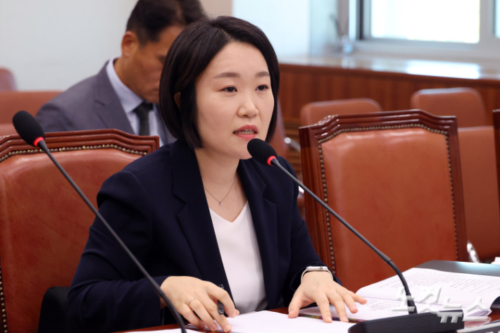 이소영 중소벤처기업부 장관 후보자가 15일 서울 여의도 국회 산업통상자원중소벤처기업위원회에서 열린 인사청문회에서 의원 질의에 답변을 하고 있다. 윤창원 기자