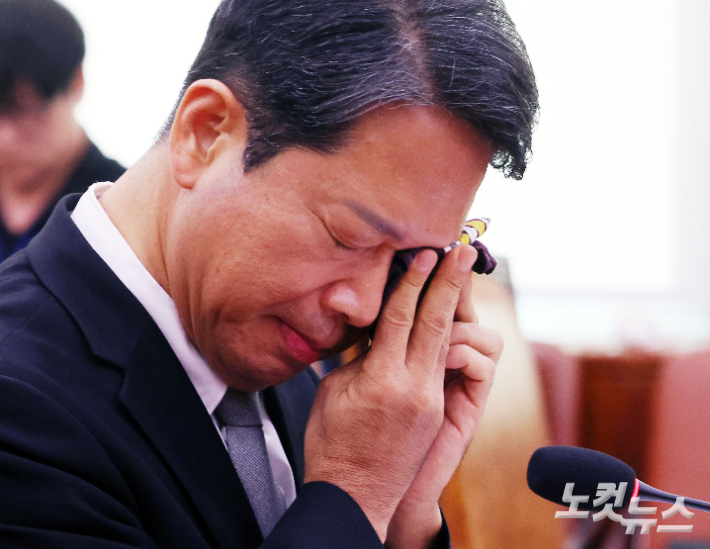 김승원 법무부 장관 후보자가 15일 국회 법제사법위원회에서 열린 인사청문회에 출석해 답변 중 눈물 흘리고 있다. 황진환 기자