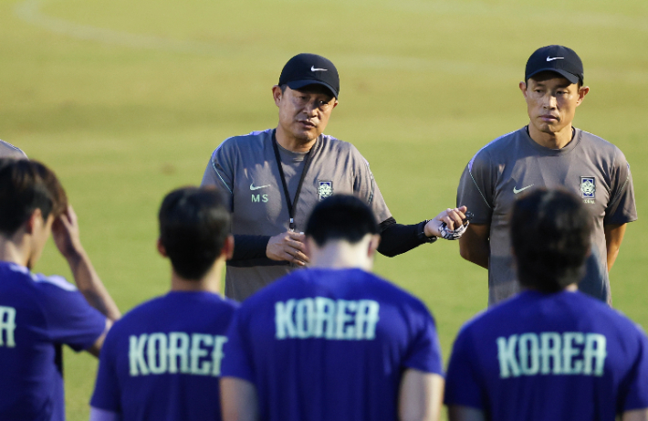 훈련 지시하는 이민성 감독. 연합뉴스
