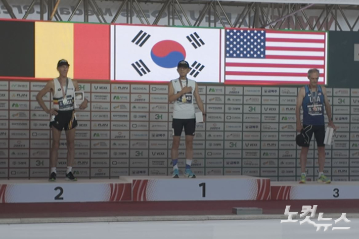 트랙 1500m 금메달을 딴 뒤 시상대에 선 신행철 고수. 이우섭 기자