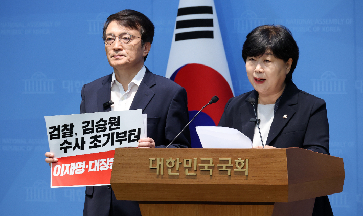 국회 법제사법위원회 서영교 위원장과 김의겸 여당 간사가 13일 국회 소통관에서 김승원 법무부 장관 후보자 인사청문회와 관련해 기자회견을 하고 있다. 연합뉴스