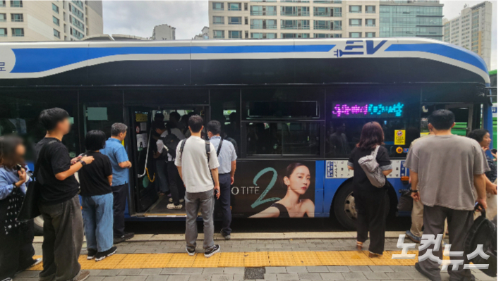 출근 시간대 서울 신도림역 버스 정류장에서 뒷문으로 승차하는 시민들 모습. 김창훈 기자