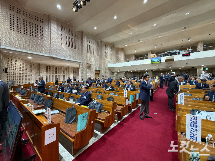 15일 충남 천안 고려신학대학원 강당에서 대한예수교장로회 고신총회 제76회 정기총회가 열리고 있다. 장세인 기자