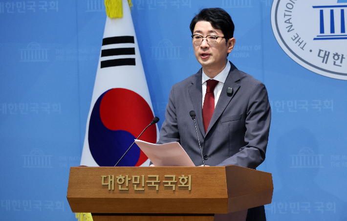 국민의힘 주진우 의원이 13일 국회 소통관에서 김승원 법무부 장관 후보자 인사청문회와 관련해 기자회견을 하고 있다. 연합뉴스