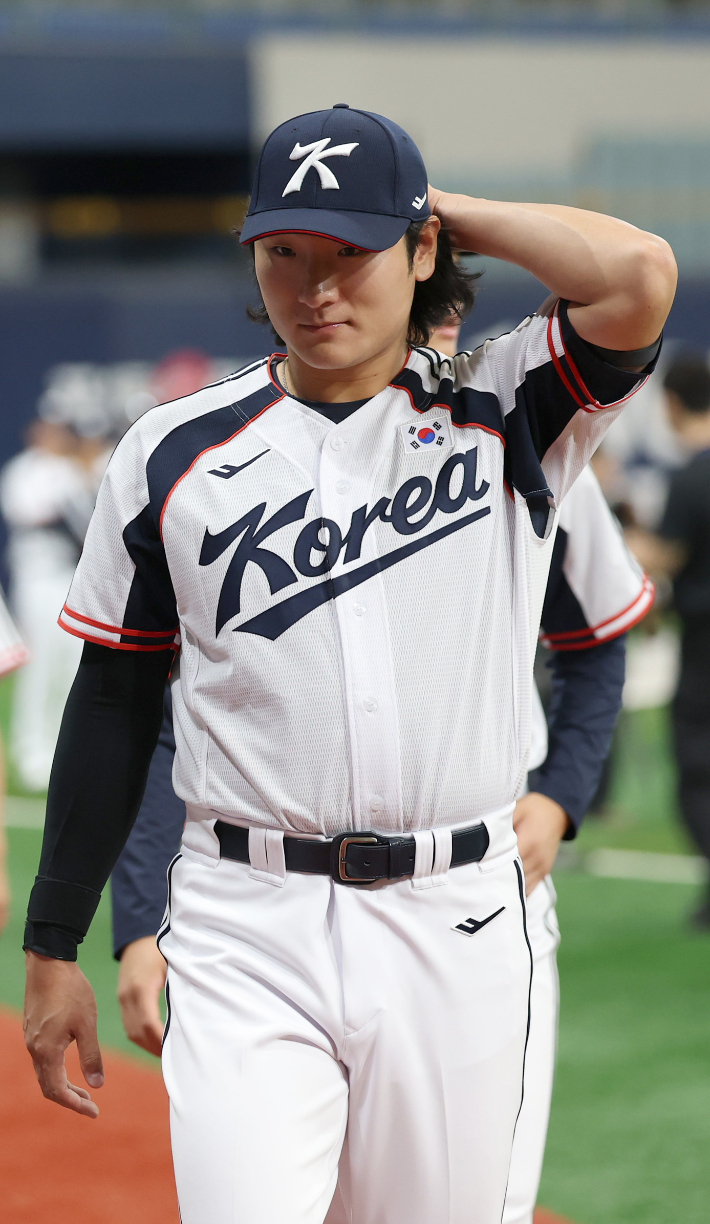 2026 아시안게임에 출전하는 한국 야구 대표팀 곽빈 등 선수들이 미팅을 마치고 공식 훈련을 위해 이동하고 있다. 연합뉴스