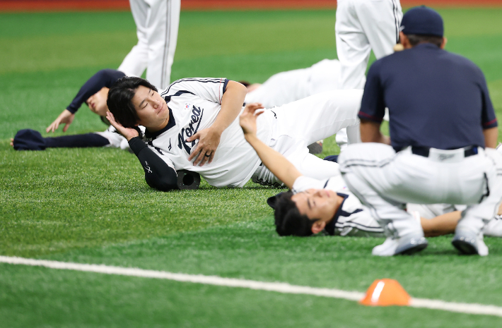 2026 아시안게임에 출전하는 한국 야구 대표팀 곽빈이 15일 고척스카이돔에서 열린 공식 훈련에서 몸을 풀고 있다. 연합뉴스