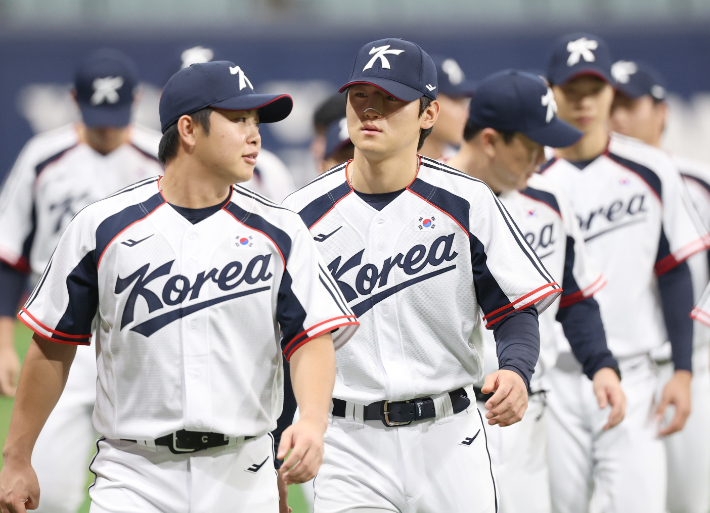 2026 아시안게임에 출전하는 한국 야구 대표팀 김도영이 미팅을 마치고 공식 훈련을 위해 이동하고 있다. 연합뉴스
