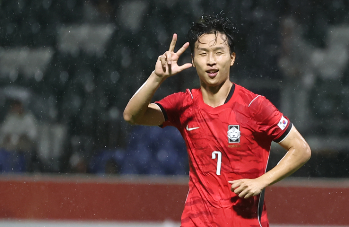 엄지성 '전반전에 세골 넣었어요'. 연합뉴스