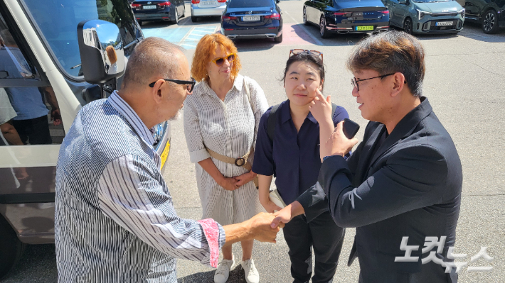 15일 윤인재 인제 부군수(오른쪽)가 인제군 팸투어에 참가한 불가리아 기자협회 대표단을 맞이하고 있다. 박정민 기자 