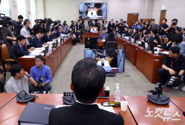 김승원 법무부 장관 후보자가 15일 국회 법제사법위원회에서 열린 인사청문회에 출석해 의원들의 발언을 듣고 있다. 황진환 기자
