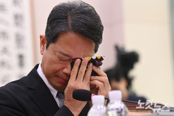 김승원 법무부 장관 후보자가 15일 국회 법제사법위원회에서 열린 인사청문회에 출석해 답변 중 눈물 흘리고 있다. 황진환 기자