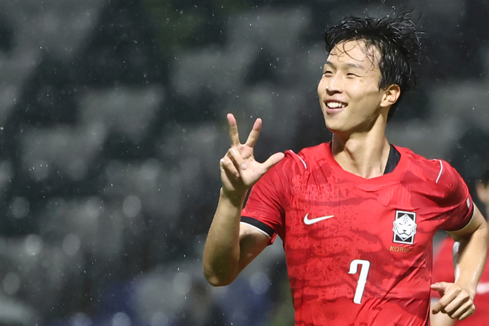 15일 일본 나고야 미즈호 공원 럭비경기장에서 열린 2026 아이치·나고야 아시안게임 남자 축구 D조 1차전 대한민국 대 카타르의 경기. 한국 엄지성이 해트트릭을 한 뒤 기뻐하고 있다. 연합뉴스