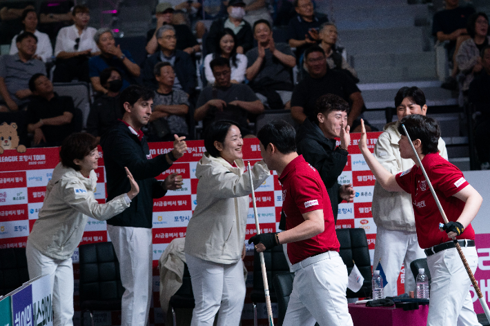 승리 세리머니를 펼치는 크라운해태 선수들. PBA 