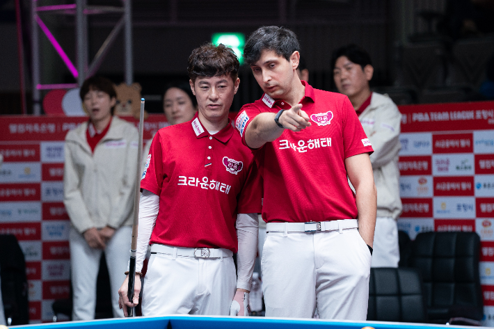 크라운해태 에이스 마르티네스(오른쪽)가 김임권에게 코스를 추천하는 모습. PBA 