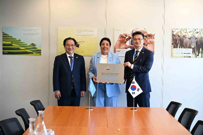 한국원자력연구원 임인철 원장 권한대행(왼쪽)과 IAEA 나잣 목타르 사무차장(가운데), 한국원자력연구원 정병엽 첨단방사선연구소장이 기념촬영을 하고 있다. 원자력연 제공