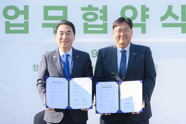 금강수목원 업무협약. 왼쪽부터 박수현 충남도지사, 조상호 세종시장. 세종시 제공