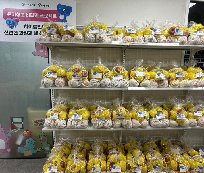 하이트진로가 추석을 맞아 서울지역 쪽방촌 주민 500명에게 햇사과와 햇배로 특별 구성한 '비타민 꾸러미'를 전달했다. 하이트진로 제공